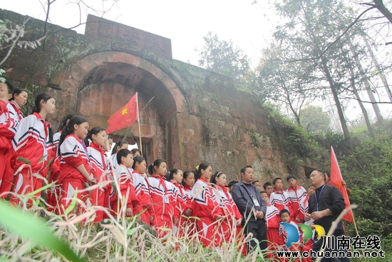 龙车镇利合小学：重走剿匪路，网上祭先烈(图1)