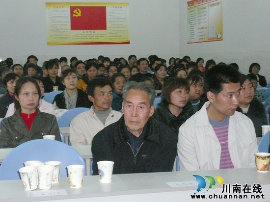 佛荫镇中心校：召开2012年毕业班家长会(图1)