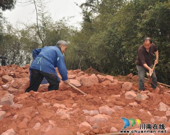 大坪村：村民修路热情高(图1)