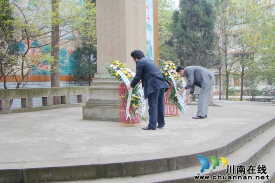 白花镇中心校:为赵一曼先烈扫墓(图2) 白花镇中心校:为赵一曼先烈扫墓(图2)