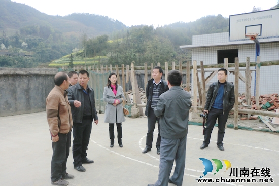 叙永县纪委书记江滨到黄坭田中小学检查工作(图1) 叙永县纪委书记江滨到黄坭田中小学检查工作(图1)