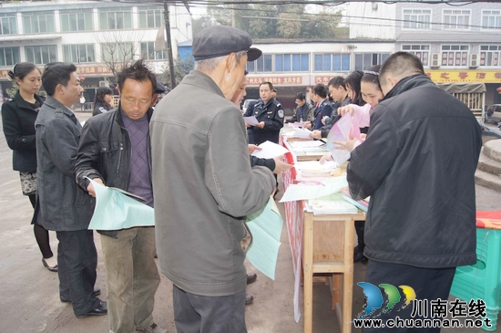 龙凤乡:开展法制及公民道德宣传活动(图1) 龙凤乡:开展法制及公民道德宣传活动(图1)