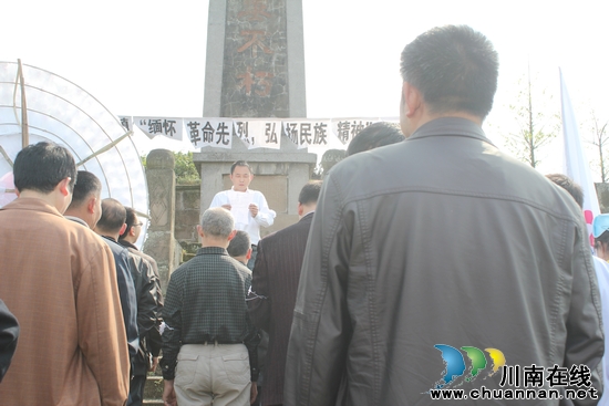 喻寺镇:开展"缅怀革命先烈 弘扬民族精神"扫墓活动(图1) 喻寺镇:开展"缅怀革命先烈 弘扬民族精神"扫墓活动(图1)