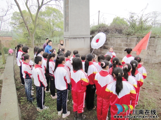喻寺镇中心小学：踏青扫墓&nbsp;清明寄哀思(图2)