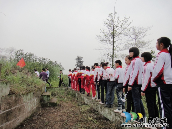 喻寺镇中心小学：踏青扫墓&nbsp;清明寄哀思(图1)