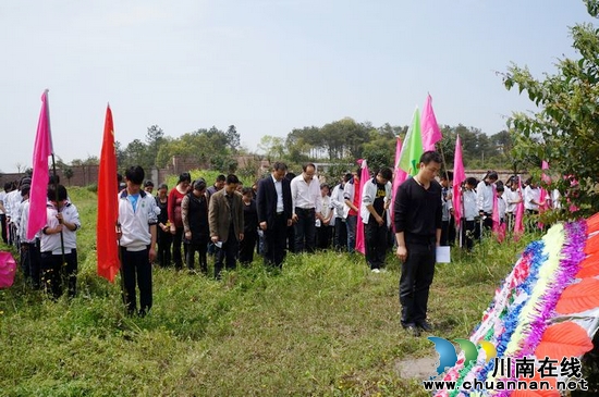 立石镇中小学：烈士墓前&nbsp;缅怀英雄&nbsp;庄严宣誓(图1)