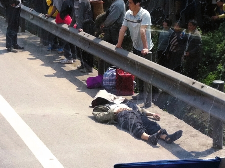 成渝高速内江市资中县渔溪段&nbsp;一男子被撞身亡(图1)