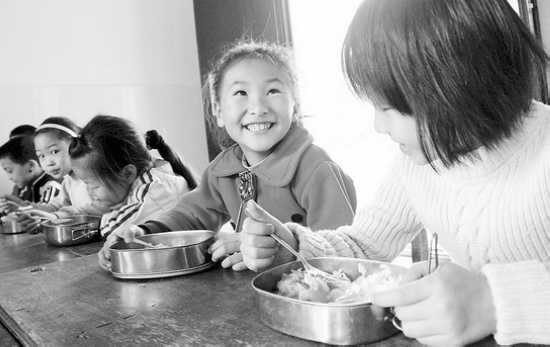 纳溪区：首批村小食堂完成改建(图1)