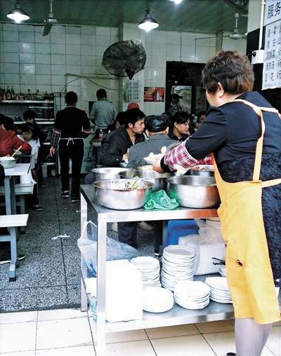内江小餐馆餐具卫生令人忧(图1)