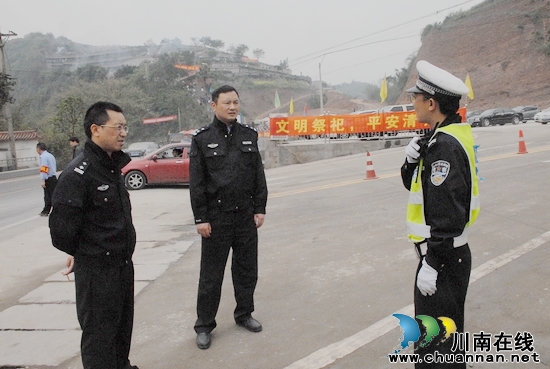 泸州市公安交警部门领导上阵 亲力亲为保民畅通(图1) 泸州市公安交警部门领导上阵 亲力亲为保民畅通(图1)
