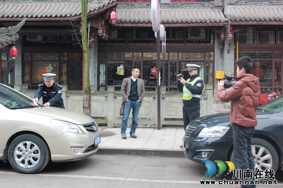 叙永交警圆满完成"百日安全生产活动"任务(图1) 叙永交警圆满完成"百日安全生产活动"任务(图1)