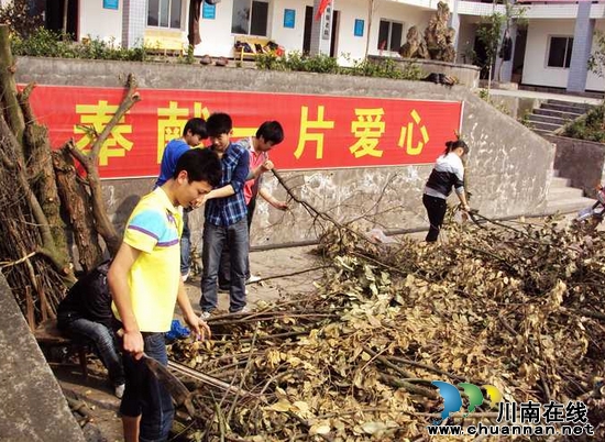 九支中学：青年志愿者到敬老院义务劳动(图1)