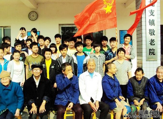 九支中学：青年志愿者到敬老院义务劳动(图2)