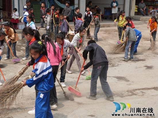 黄坭中心校:再掀城乡环境综合治理新高潮(图1) 黄坭中心校:再掀城乡环境综合治理新高潮(图1)