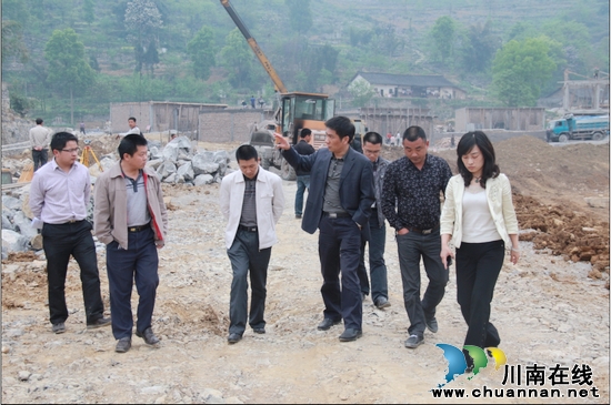 叙永县领导到落卜镇视察新农村建设工作(图1) 叙永县领导到落卜镇视察新农村建设工作(图1)