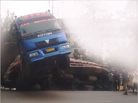 大货车侧翻&nbsp;翘头2米高(图1)