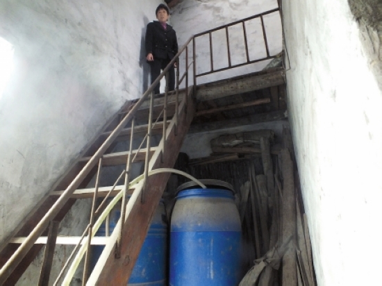 躲进家中木箱?两女孩没能出来(图2) 躲进家中木箱?两女孩没能出来(图2)