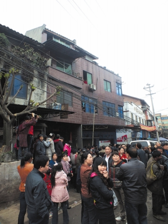 躲进家中木箱?两女孩没能出来(图1) 躲进家中木箱?两女孩没能出来(图1)