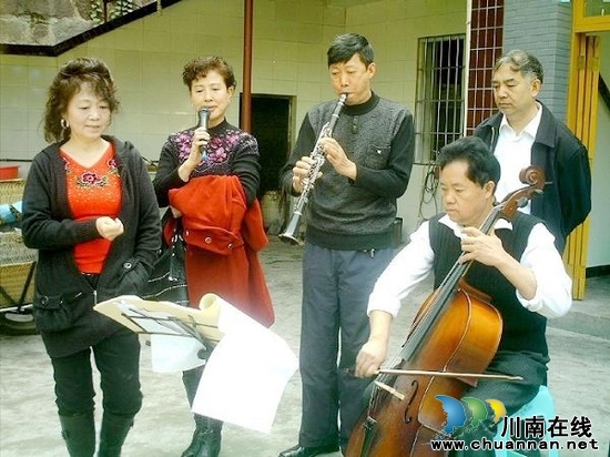 叙永老人用歌舞宣传迎接十八大召开(图2)