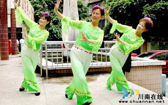 叙永老人用歌舞宣传迎接十八大召开(图1)