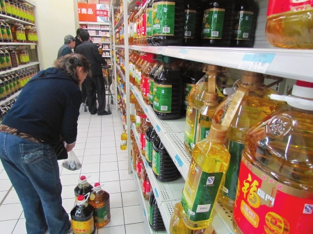 川南四市食用油要提价 市民忙着多买油(图1) 川南四市食用油要提价 市民忙着多买油(图1)