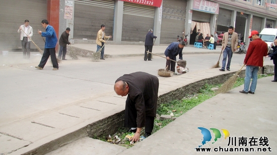 通滩镇:清扫责任路段 整洁容颜(图2) 通滩镇:清扫责任路段 整洁容颜(图2)