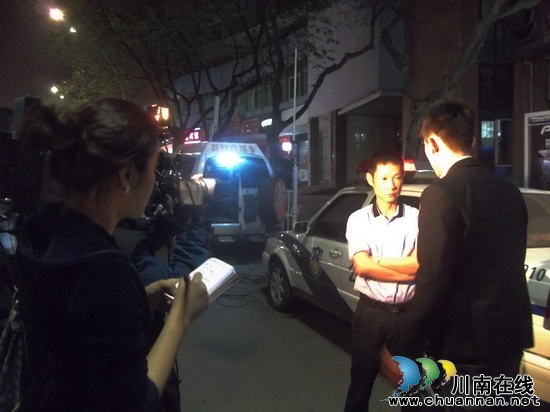 泸州交警查酒驾 电视直播开先河(图2) 泸州交警查酒驾 电视直播开先河(图2)