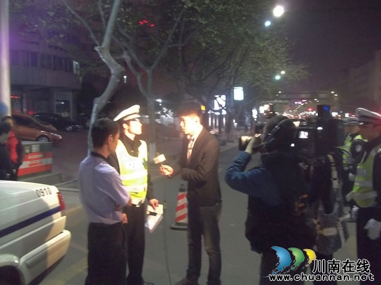 泸州交警查酒驾 电视直播开先河(图1) 泸州交警查酒驾 电视直播开先河(图1)