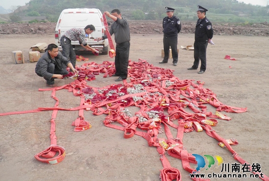 天池派出所&nbsp;公开销毁5万余响火炮(图1)