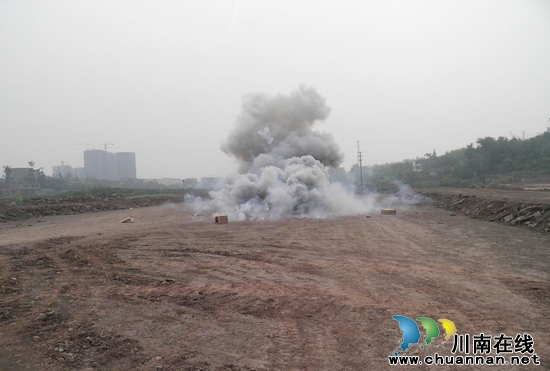 天池派出所&nbsp;公开销毁5万余响火炮(图2)