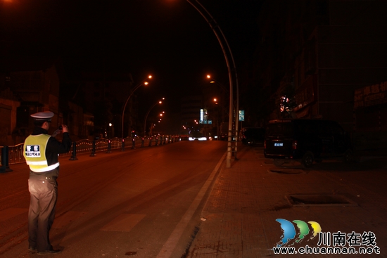 叙永交警:雷霆行动 夜查各类道路交通违法行为(图1) 叙永交警:雷霆行动 夜查各类道路交通违法行为(图1)