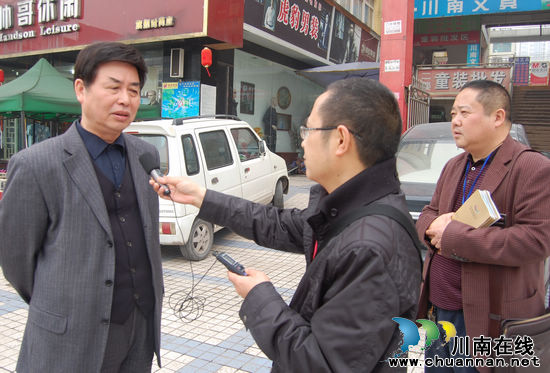 龙马潭:纳税服务“零距离” 商户受益齐称赞(图3) 龙马潭:纳税服务“零距离” 商户受益齐称赞(图3)