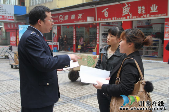 龙马潭:纳税服务“零距离” 商户受益齐称赞(图4) 龙马潭:纳税服务“零距离” 商户受益齐称赞(图4)
