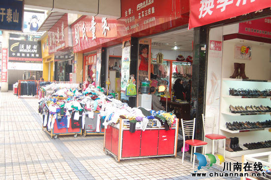 龙马潭:纳税服务“零距离” 商户受益齐称赞(图1) 龙马潭:纳税服务“零距离” 商户受益齐称赞(图1)