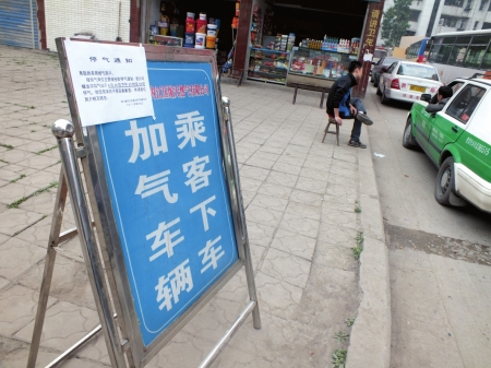 内江气紧排队3小时&nbsp;出租车司机跑到自贡加气(图2)