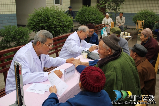南溪区医院：义诊服务在行动&nbsp;健康温暖身边送(图2)