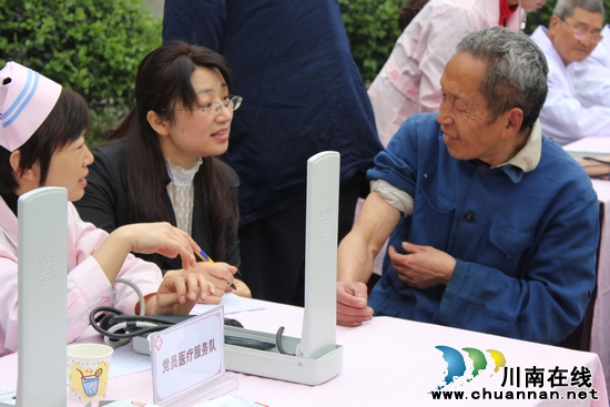 南溪区医院：义诊服务在行动&nbsp;健康温暖身边送(图3)