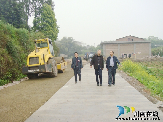 白米乡:合江县委宣传部长唐一到白米调研新农村建设(图2)