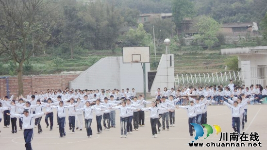 宜宾县学校体育运动会形式多样精彩纷呈(图2)