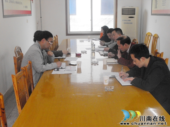 龙山镇：召开省教育工作督导评估迎检务虚会