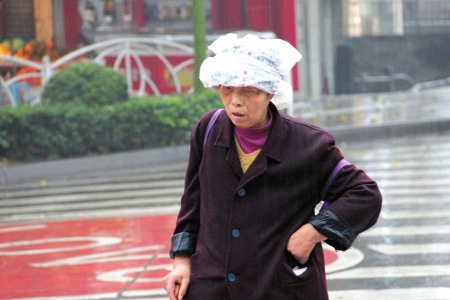 春雨突袭街头落叶萧萧下&nbsp;川南春旱得到有效缓解(图2)