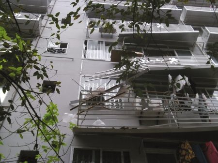 泸州一空调安装工五楼坠下&nbsp;爬起连称“没事”