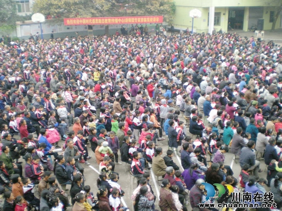 方洞小学：家长与师生共听感恩教育报告