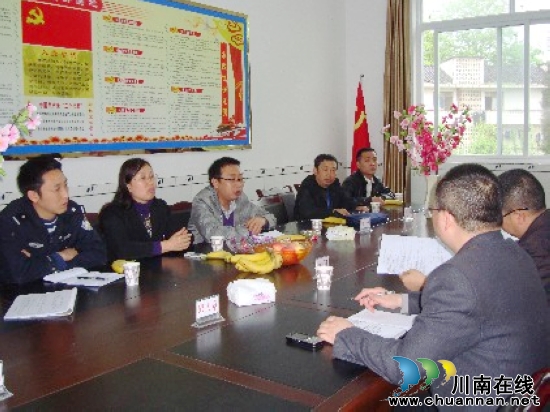 水尾镇:领导深入水尾中学督导校园安全工作(图1) 水尾镇:领导深入水尾中学督导校园安全工作(图1)