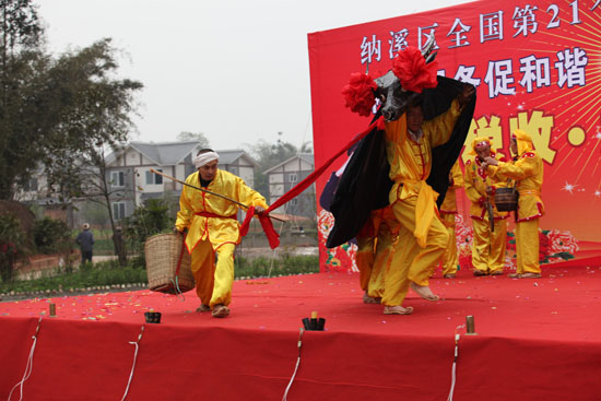 纳溪：税收宣传月活动注重当地民俗特色(图2)