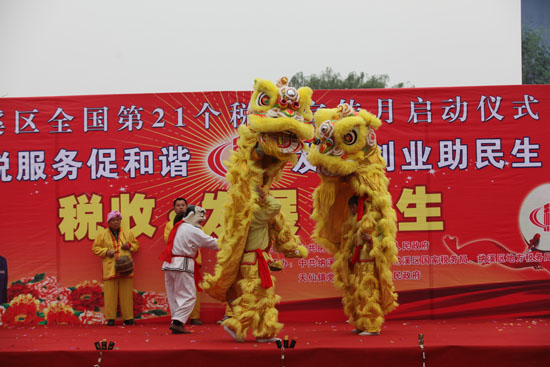 纳溪：税收宣传月活动注重当地民俗特色(图1)