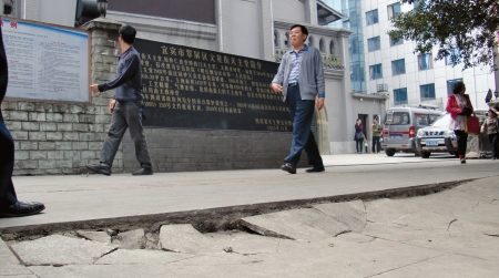 宜宾一教堂门前成临时停车场&nbsp;地面下陷防空洞受威胁(图1)