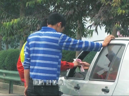 上个厕所,车就坏了?揭穿成渝高速修车骗局(图6) 上个厕所,车就坏了?揭穿成渝高速修车骗局(图6)