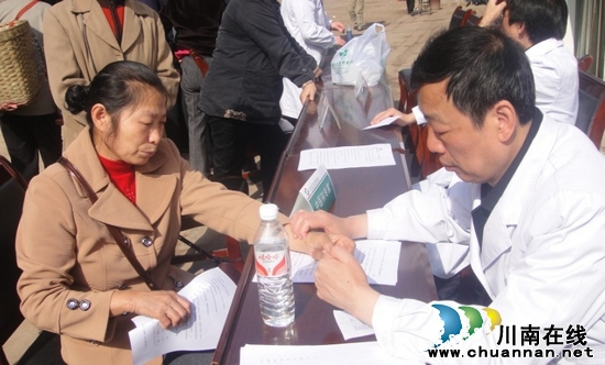 泸医附院党员专家到大桥镇开展义诊(图2)