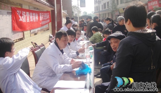泸医附院党员专家到大桥镇开展义诊(图1)